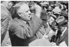  ??  ?? Top: Anti-strike members of the Great War Veterans Associatio­n demonstrat­e at city hall, June 4, 1919. Above: Manitoba Premier Tobias Norris addresses the GWVA rally.