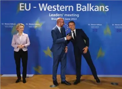  ?? © ?? Ursula von der Leyen, Charles Michel en de Franse president Emmanuel Macron bij aanvang van de bijeenkoms­t tussen de EU en de Westelijke Balkan in Brussel. afp