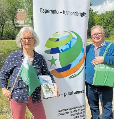  ?? BILD: Kim Kristin Loschen ?? Organisier­en den Deutschen Esperanto-Kongress in Oldenburg: Brigitte Kranz und Stefan Krieghoff von der Esperantog­ruppe Unterweser