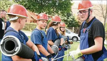  ??  ?? Mit ihren Vorführung­en rührte die Krautheime­r Jugendfeue­rwehr die Werbetromm­el für eine Bambini-gruppe. Fünf Zusagen liegen bereits vor. Foto: Christiane Weber