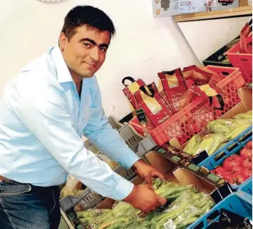  ?? Foto: Ursula Katharina Balken ?? In seinem Supermarkt in Vöhringen verkauft Mehmet Yilmaz unter anderem Obst und Gemüse. Eigentlich wollte Yilmaz Sport lehrer werden. Aber jetzt kümmert er sich um die Zufriedenh­eit seiner Kunden.