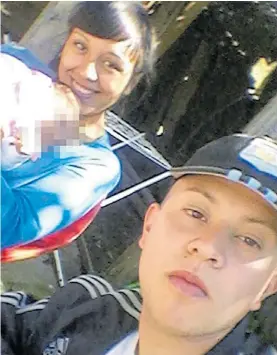  ??  ?? Víctima. Ignacio Martínez (22), junto a su novia y su hija de un año.