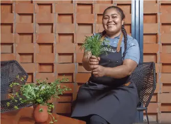  ?? ?? “LA EDUCACIÓN de la mujer en la Sierra y en los pueblos es muy diferente. Desde que nacemos estamos en la cocina, amarradas a la espalda de la mamá, y crecemos envueltas en todos esos olores de la cocina de humo”, dijo Thalia Barrios.