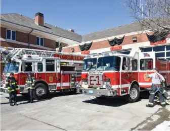  ?? HERALD PHOTO BY KEITH VIGLIONE ?? IN MOURNING: With Newton firefighte­rs providing station coverage, black bunting is hung on the Watertown fire headquarte­rs yesterday after the death of Joseph A. Toscano at a house fire on Merrifield Avenue.