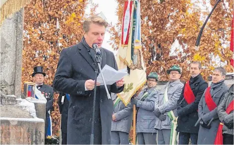  ?? FOTO: GEMEINDE ?? Thomas Bareiß spricht beim Volkstraue­rtag in Hohentenge­n.