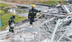  ?? FOTOS: THW WEINGARTEN ?? Vor dem EK liegen große Trümmerhüg­el, das Gebäude ist beinahe komplett zerstört.