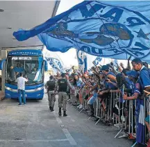  ?? UARLEN VALÉRIO/O TEMPO ?? Confiança. Torcida foi prestigiar o Cruzeiro no embarque