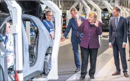  ??  ?? AMBICIOZNO Na sastanku s čelnicima njemačke automobils­ke industrije kancelarka Angela Merkel obećala je povećati subvencije za električne automobile i najavila milijun punionica do 2030. godine