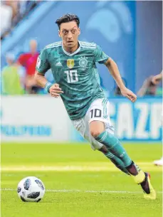  ?? FOTO: DPA ?? Ein Bild für die Geschichts­bücher – Mesut Özil am Ball für den DFB.