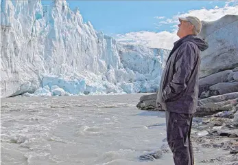  ?? FOTO: PARAMOUNT PICTURES/DPA ?? Al Gore vor schmelzend­en Gletschern bei einem Besuch auf Grönland.