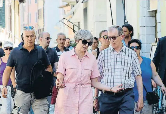  ?? ANTONIO CALANNI / AFP ?? La premier britànica, Theresa May, i el seu marit passejant per Desenzano del Garda, al nord d’Itàlia, on passen les vacances