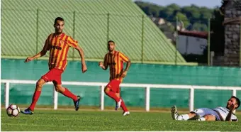  ??  ?? Mohamed Ajroudi a offert littéralem­ent le troisième but à Abdul Talla.