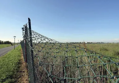  ?? Errebi) (foto ?? Recintata L’area del polo nautico chiusa da cinque anni. Per la bonifica Sono stati rimossi quasi 50 mila metri cubi di terreno inquinato (scavando un metro e mezzo in profondità) sostituiti con terra sana