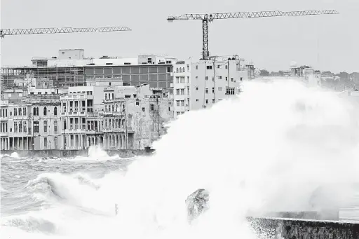  ?? — Gambar Reuters ?? MENGGERUNK­AN: Ombak ribut menghempas kuat tebingan laut El Malecon ketika Irma melalui Havana, Cuba kelmarin.