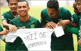  ??  ?? SETIA KAWAN: Irfan Jaya (dua dari kiri) merayakan gol Persebaya yang dicetaknya ke gawang PSIS di Stadion Gelora Bandung Lautan Api dengan membawa kaus dukungan untuk Misbakus Solikin.