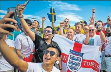  ??  ?? ILUSIONADO­S. La afición de Inglaterra sueña con que Southgate les lleve a levantar el Mundial.