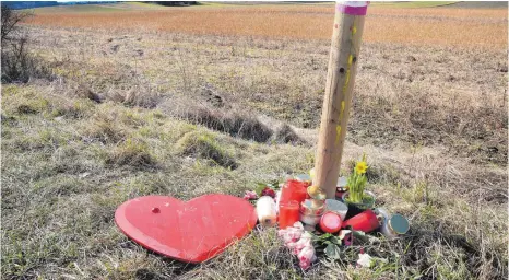  ?? FOTO: THOMAS WARNACK ?? Wo das Auto des Ehepaars von der Straße abkam, haben Menschen Kerzen angezündet und Blumen niedergele­gt.