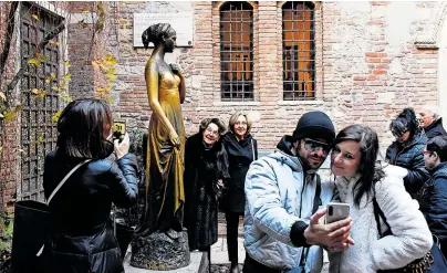  ?? [ Reuters ] ?? Ein beliebtes Ziel für Touristen: Das Haus der Julia in der Via Cappello 23 in Verona.