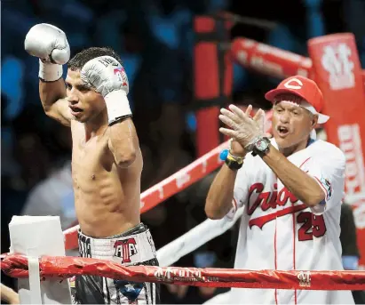  ??  ?? Ángel Acosta celebra en una de las esquinas del cuadriláte­ro tras apuntarse la victoria por nocaut en la pelea del sábado contra Japhet Uutoni