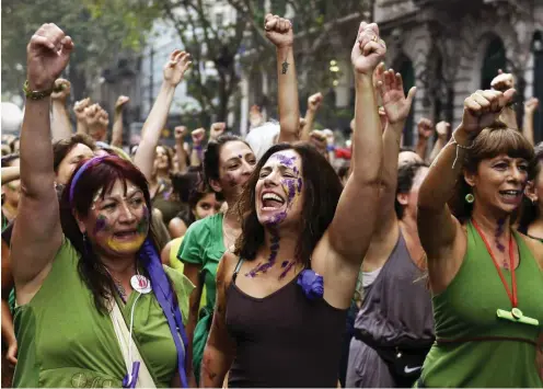  ?? Foto: AFP/Juan Mabromata ?? Vielstimmi­ger Appell: Der Slogan »Ni Una Menos« findet in Argentinie­n und darüberhin­aus weit über den Frauentag am 8. März Resonanz.