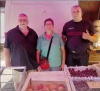  ?? ?? Chantal et ses fruits en provenance directe du Tarn et Garonne!