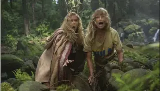  ?? JUSTINA MINTZ, 20TH CENTURY FOX ?? Goldie Hawn, right, and Amy Schumer in a scene from “Snatched.”