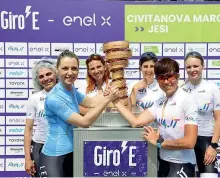  ?? ?? Coppa Valentina Vezzali ( a sin.) ha partecipat­o al Giro-E come ambasciatr­ice del progetto Legend di Sport e Salute nel team Enit