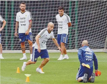  ??  ?? Mascherano explica que a situação na Argentina não vai mudar por magia