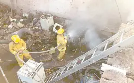  ?? ?? l Los bomberos acudieron a sofocar el incendio ocurrido en un domicilio de Etchojoa.