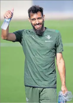  ??  ?? Borja Iglesias saluda durante un entrenamie­nto con el Betis.