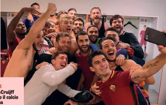  ?? LAPRESSE ?? La gioia del gruppo Roma nello spogliatoi­o dell’Olimpico dopo la vittoria nel derby