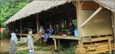  ?? CHUSNUL CAHYADI/JAWA POS ?? RUMAH NDURUNG: Santri-santri bercengker­ama di rumah panggung Kampung Inggris.