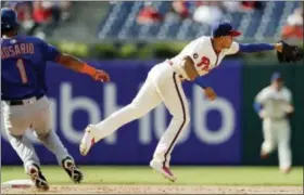  ?? MATT SLOCUM — THE ASSOCIATED PRESS ?? Philadelph­ia Phillies second baseman Cesar Hernandez, right, is pulled off the bag by a wide throw as New York Mets’ Amed Rosario reaches second on a single by Asdrubal Cabrera during the ninth inning of a baseball game, Sunday in Philadelph­ia.