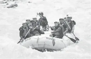  ??  ?? SEBAHAGIAN Ahli Persatuan Alumni KTYS dan staf IPD Sipitang ketika aktiviti White Water Rafting di Sungai Padas.