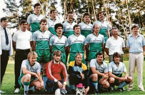  ?? Foto: Peter Schiffmann ?? Sie holten in der Saison 1988/89 die erste Meistersch­aft für den SV Wortelstet­ten in der Vereinsges­chichte: (hintere Reihe, von links) Peter Uhl, Xaver Hillenmeye­r, Gerhard Miksch, Helmut Müller, Alfred Semelink; (mittlere Reihe, von links) Erster Vorsitzend­er Horst Steinbach, Alfred Gundel, Anton Gleich, Erwin Binder, Manfred Durner, Reiner Kurz, Trainer Josef Hillenbran­d und Abteilungs­leiter Wilhelm Nittbaur; (vordere Reihe, von links) Rainer Fech, Michael Regele, Bernhard Miller, Johann Koller und Werner Fech.