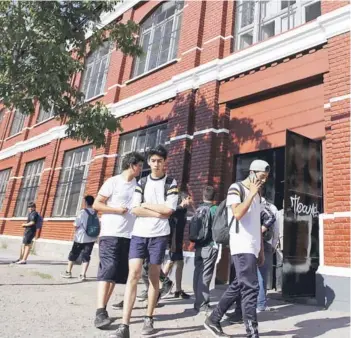  ??  ?? Alumnos del Liceo Manuel Barros Borgoño, saliendo a las 18 horas de ayer.