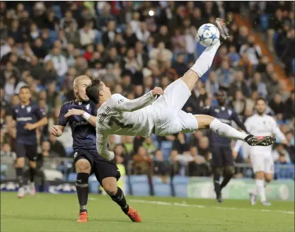  ?? FOTO: EPA ?? REKORDBRA. Cristiano Ronaldo och Real Madrid satte två Champions League-rekord och klarade gruppspele­t med fem segrar och en oavgjord med en målskillna­d på 19–3.