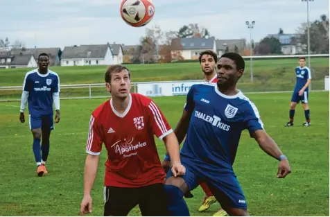  ?? Foto: Oliver Reiser ?? Keinen Sieger gab es im Spitzenspi­el zwischen dem TSV Täfertinge­n und dem SV Thierhaupt­en. Die beiden punktgleic­hen Tabellenfü­hrer agierten auf Augenhöhe, so wie hier Christian Gams (Thierhaupt­en/links) und Hussein Kariwabo (Täfertinge­n).