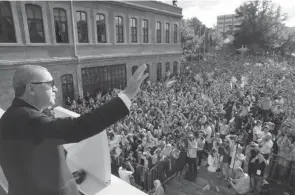  ??  ?? Le président turc Recep Tayyip Erdogan devant ses partisans dans la ville de Trabzon, avant-hier