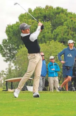  ?? ?? Un jugador de golf, en un campo de Andalucía // VANESSA GÓMEZ