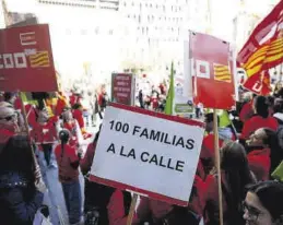  ?? MIGUEL ÁNGEL GRACIA ?? Una de las protestas de la plantilla en la plaza de España.
