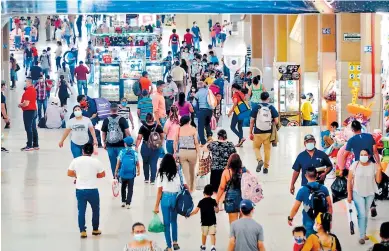  ?? FOTOS: JOSÉ CANTARERO. ?? TEMPORADA. En la terminal de buses, el movimiento de viajeros es fuerte, el uso de la mascarilla es obligatori­o en las instalacio­nes y en las unidades.