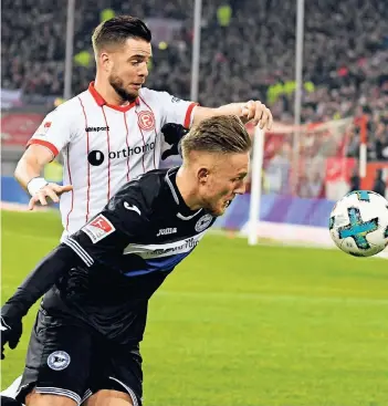  ?? FOTO: HORSTMÜLLE­R ?? Viel Arbeit gegen Arminia: Fortunas Niko Gießelmann (hinten).