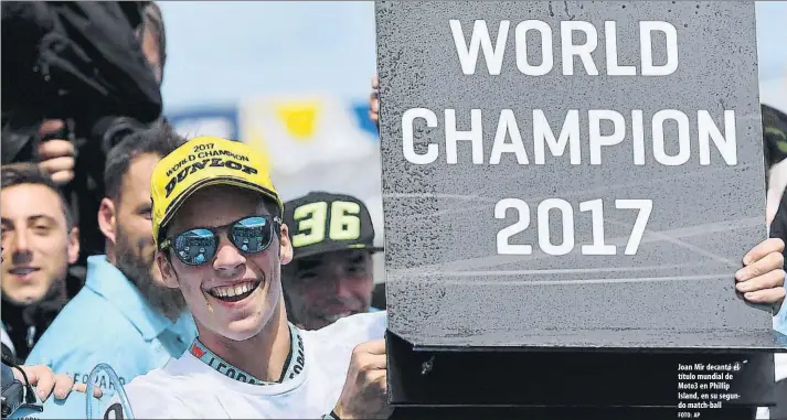  ?? FOTO: AP ?? Joan Mir decantó el título mundial de Moto3 en Phillip Island, en su segundo match-ball