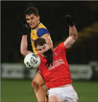  ?? ?? Johnny Cassidy and Darragh Mcgurn battle for possession at Brewster Park on Friday night.