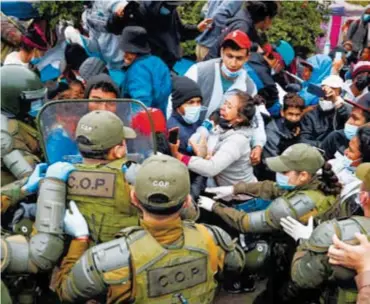  ?? REUTERS ?? Cientos de migrantes fueron desalojado­s de una plaza pública por la Policía