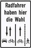  ??  ?? In Richtung Schützenst­raße haben Radler die Wahl: Straße oder eben Radweg.