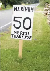  ??  ?? Sur la photo de gauche, on voit des migrants qui déambulent sur le chemin Roxham. Sur la photo ci-dessus, un panneau rappelant la limite de vitesse imposée sur le chemin Roxham, à Saint-bernard-de-lacolle, qui a été installé par des résidents en colère.