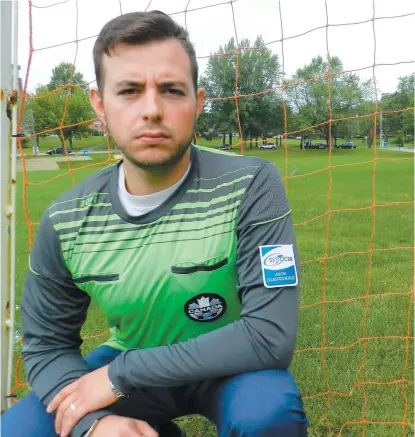  ?? PHOTO COLLABORAT­ION SPÉCIALE, ALEX DROUIN ?? L’arbitre Gustavo Arango a posé hier sur un terrain de soccer, à Sherbrooke.