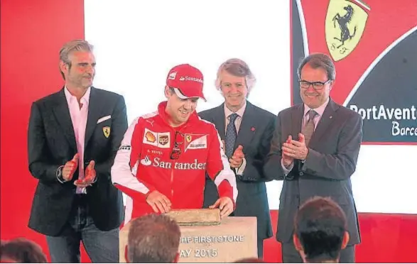  ?? VICENÇ LLURBA ?? Sebastian Vettel colocó sobre la primera piedra de Ferrari Land un ladrillo que viajó desde la casa de Enzo Ferrari en Maranello